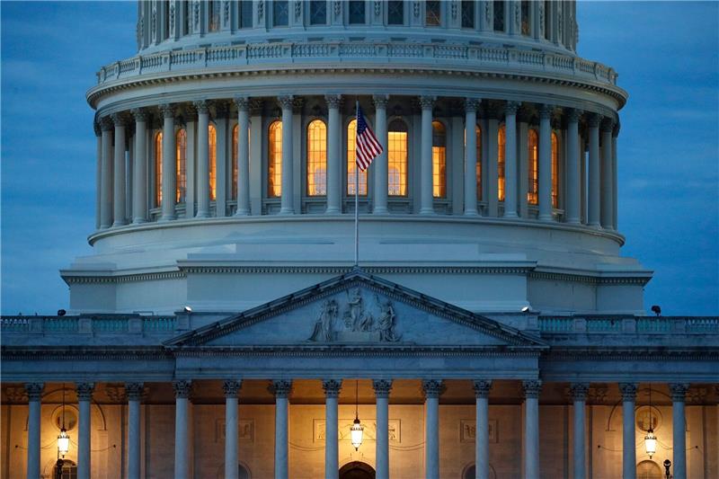 US-Repräsentantenhaus stimmt für Ukraine-Hilfen Blick auf die Kuppel des Kapitols in Washington.