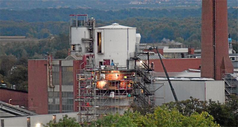 Zuckerfabrik: Wann kann die Kampagne in Schladen weitergehen? Blick auf die Schladener Zuckerfabrik: In der Mitte der beschädigte Extraktionsturm, der zum Stillstand des Werkes führt.