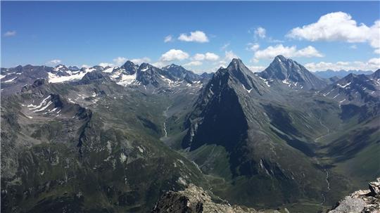 Blick auf die Schweizer Alpen. Die Schnee- und Eisschmelze bringt vermehrt vermisste Bergsteiger zum Vorschein.