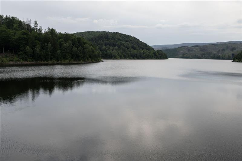 Talsperren im Harz für den Sommer gut gefüllt Blick auf die Sösetalsperre im Harz. Die Talsperren im Harz sind unter anderem für die Trinkwasserversorgung von Göttingen bis Bremen zuständig.