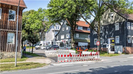 Blick auf die Spiegelthaler Straße: Die Baustelle ist fertig, aber die Absperrung bleibt noch bis nächste Woche.