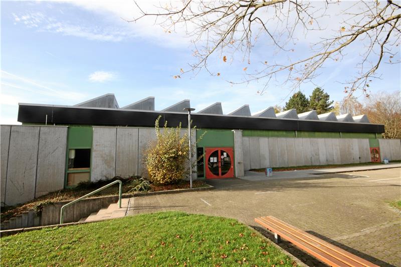 Dachschaden sorgt für Sperrung der Liebenburger Sporthalle Blick auf die Sporthalle am Gitterweg an der Liebenburger Schule am Schloss: Von der Seite ist deutlich das Sägezahndach zu erkennen, dessen Folie aufgrund von Rissen undicht ist. Foto: Gereke