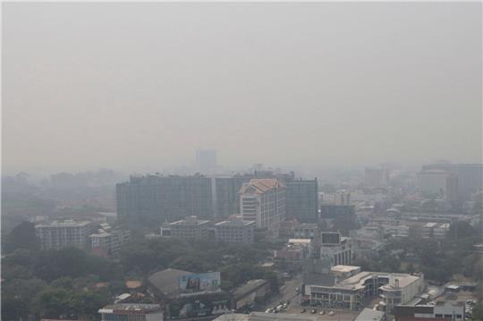 Blick auf die Stadt Chiang Mai, über der dichter Smog hängt.