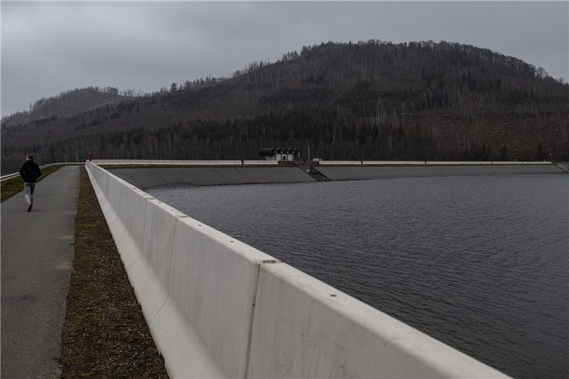 Blick auf die Staumauer der Granetalsperre: Wird der Damm um bis zu zwölf Meter erhöht? Foto: Swen Pförtner/DPA