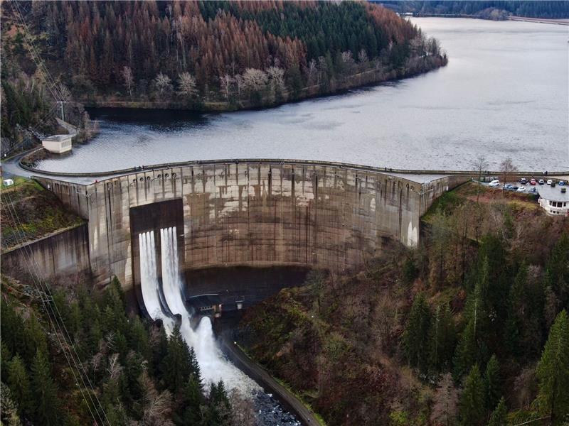 Blick auf die Staumauer der vollen Okertalsperre.