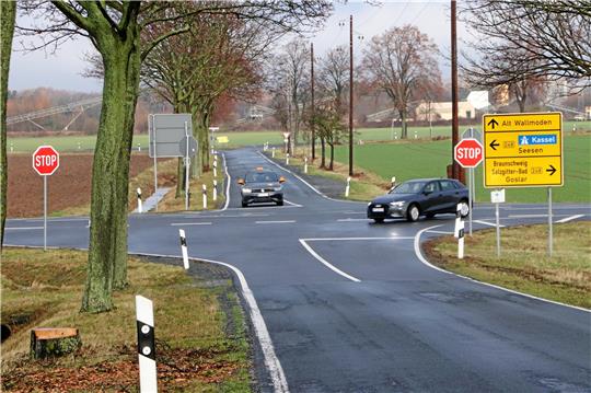 Blick auf die Upener Kreuzung: Häufiger Unfallgrund sind Vorfahrtsmissachtungen von Verkehrsteilnehmern, die die B 248 an dieser Stelle überqueren wollen. Foto: Gereke
