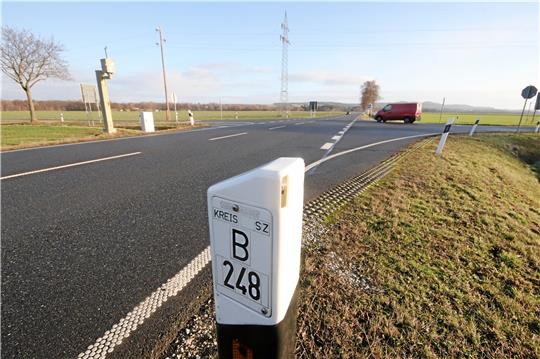 Blick auf die Upener Kreuzung im Zuge der B 248: Sie soll zu einem Kreisel umgestaltet werden, um die Verkehrssicherheit zu erhöhen. Aktuell überwacht eine Blitzeranlage die zulässige Höchstgeschwindigkeit von Tempo 50 auf der Bundesstraße. Foto: Gereke