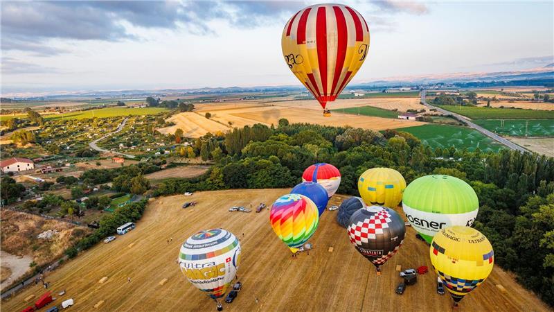 Blick auf die Welt von oben:  Internationale Heißluftballonregatta in der  Rioja-Stadt Haro