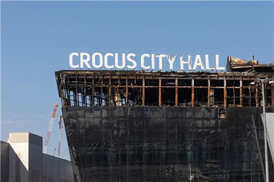 Blick auf die bei einem Terroranschlag  beschädigte Konzerthalle Crocus City Hall. Bei dem Anschlag vom vergangenen Freitag waren mehr als 140 Menschen getötet und hunderte verletzt worden, als Bewaffnete in der Konzerthalle Crocus City Hall um sich schossen.
