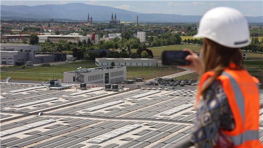 Blick auf die fertigen Lagerhallen von Daimler Truck. Der Logistikstandort in Sachsen-Anhalt soll das Herzstück der weltweiten Ersatzteilversorgung von Mercedes-Benz Lkw werden.