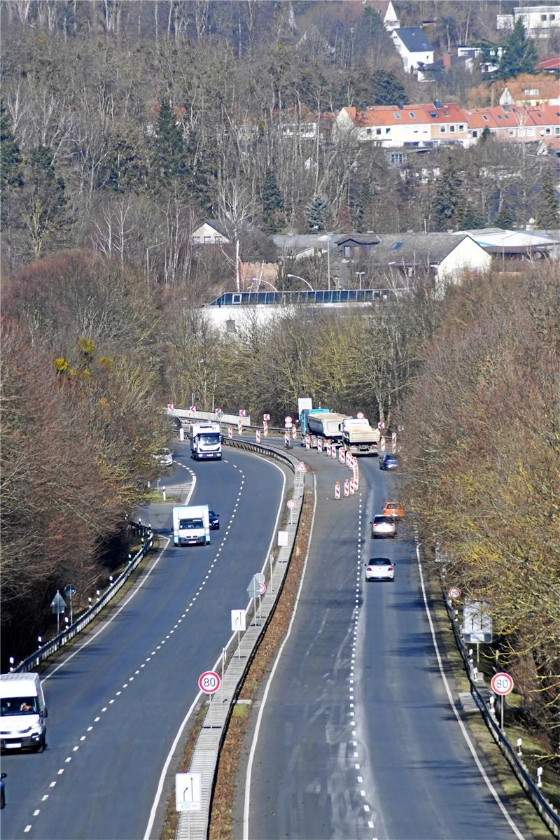 Für 19 Millionen Euro: Marode B6-Brücke weicht einem Neubau Blick auf die marode Bundesstraßenbrücke bei Salzgitter-Bad von oben: Seit vielen Jahren ist die Fahrbahn an dieser Stelle auf eine Fahrspur verengt, zudem ist die Höchstgeschwindigkeit auf Tempo 30 beschränkt. Foto: Gereke