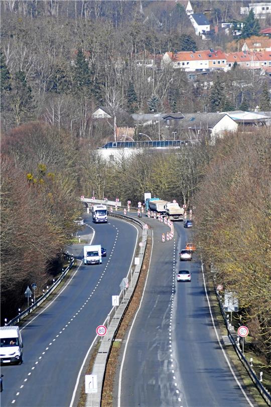 Blick auf die marode Bundesstraßenbrücke bei Salzgitter-Bad von oben: Seit vielen Jahren ist die Fahrbahn an dieser Stelle auf eine Fahrspur verengt, zudem ist die Höchstgeschwindigkeit auf Tempo 30 beschränkt. Foto: Gereke
