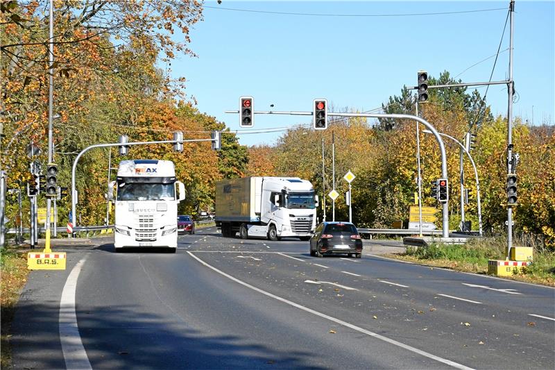 B 6: Neue Ampel soll die Posthof-Kreuzung sicherer machen Blick auf die neue Ampelanlage an der Posthof-Kreuzung: Linksabbieger bekommen jetzt auf der Bundesstraße 6 ein eigenes Lichtzeichen. Foto: Gereke