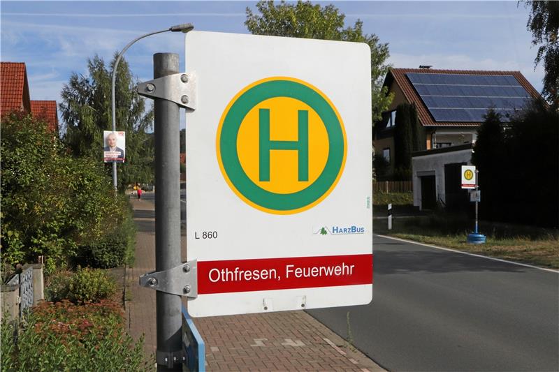 Blick auf die neue Bushaltestelle „Othfresen, Feuerwehr“ – bislang ist sie ein Provisorium, es sind zwei einfache Aufsteller am Straßenrand. Um sie zu einer barrierefreien Haltestelle ausbauen zu können, sind noch einige Fragen zu klären. Foto: Gereke