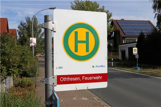 Blick auf die neue Bushaltestelle „Othfresen, Feuerwehr“ – bislang ist sie ein Provisorium, es sind zwei einfache Aufsteller am Straßenrand. Um sie zu einer barrierefreien Haltestelle ausbauen zu können, sind noch einige Fragen zu klären. Foto: Gereke