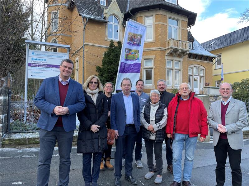 Offene Tür bei Diakonischen Diensten: Das neue Domizil gefällt Blick auf die neue Verwaltungszentrale der Diakonischen Dienste: (v. li.) Landrat Dr. Alexander Saipa, Erste Kreisrätin Regine Breyther, Bianca Hartmann (Kinder- und Jugendhilfe), Aufsichtsratsvorsitzender Armin Kalbe, Felix Siebert (Eingliederungshilfe), Mette Guischard, Frank Dreßler (Fachbereichsleiter Landkreis), Reinhard Guischard und Geschäftsführer Stefan Voigt. Foto: Kleine