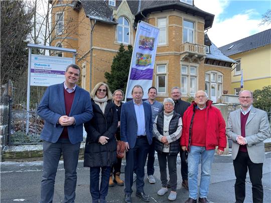 Blick auf die neue Verwaltungszentrale der Diakonischen Dienste: (v. li.) Landrat Dr. Alexander Saipa, Erste Kreisrätin Regine Breyther, Bianca Hartmann (Kinder- und Jugendhilfe), Aufsichtsratsvorsitzender Armin Kalbe, Felix Siebert (Eingliederungshilfe), Mette Guischard, Frank Dreßler (Fachbereichsleiter Landkreis), Reinhard Guischard und Geschäftsführer Stefan Voigt. Foto: Kleine