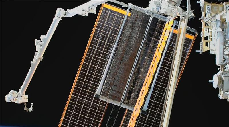Zwei Astronauten installieren erneut Solarpanele an ISS Blick auf die neue installierte und entfaltetet Solarpanele an der Internationalen Raumstation ISS.