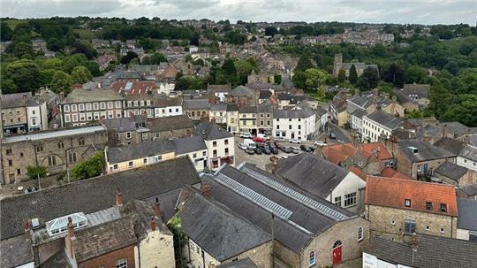Blick auf die nordenglische Stadt Richmond. Premier Sunak droht seinen Wahlkreis Richmond and Northallerton bei der Parlamentswahl in zwei Wochen zu verlieren.