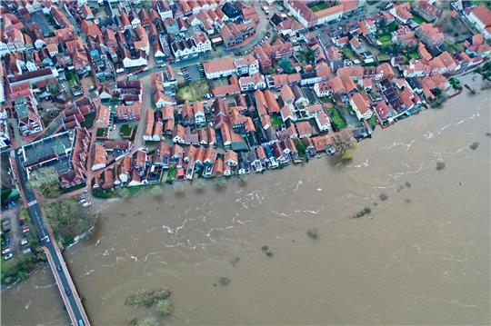 Blick auf die teilweise unter Wasser stehende Altstadt an der Aller. In weiten Teilen von Niedersachsen bleibt die Hochwasserlage weiter angespannt.