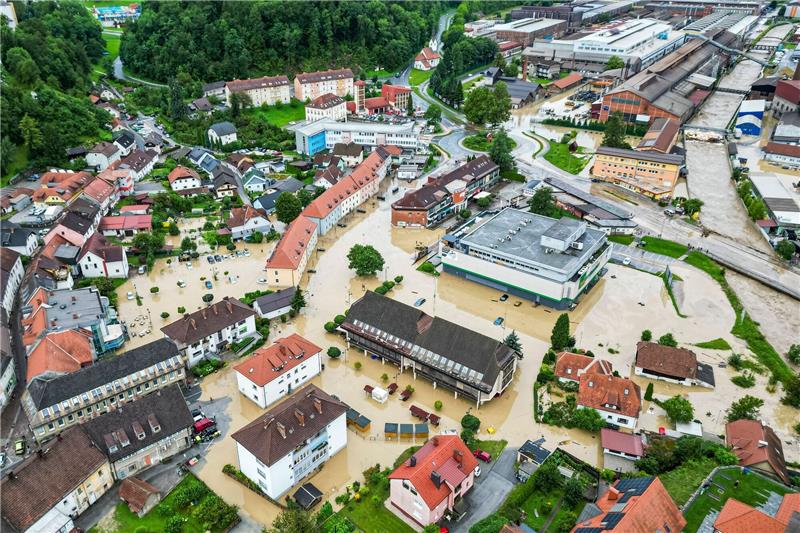 Slowenien und Österreich: Angst vor Erdrutschen Blick auf die überschwemmte Ravne na Koroškem, rund 60 Kilometer nordöstlich von Sloweniens Hauptstadt Ljubljana.