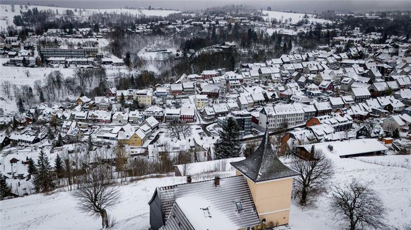 Blick auf die verschneite Bergstadt St. Andreasberg: Nach dem Wintereinbruch erwarten Meteorologen einen Wetterumschwung. 