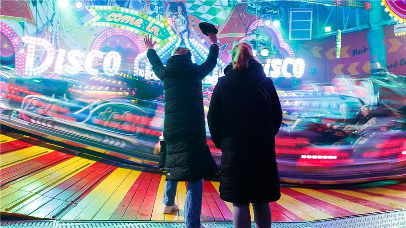 Blick auf ein Fahrgeschäft auf dem Osnabrücker Herbstjahrmarkt an der Halle Gartlage.