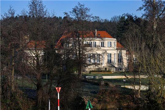 Blick auf ein Gästehaus in Potsdam, in dem AfD-Funktionäre sowie einzelne Mitglieder der CDU und der erzkonservativen Werteunion an einem Rechten-Treffen teilgenommen haben.