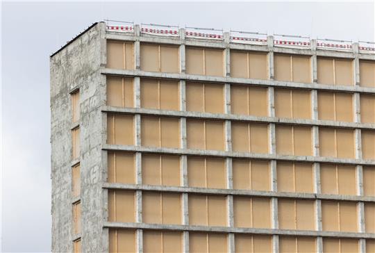 Blick auf ein Hochhaus nach einer Asbest Sanierung. In Wohngebäuden in Deutschland schlummern, laut der Industriegewerkschaft Bauen-Agrar-Umwelt, Millionen Tonnen krebserregendes Asbest.