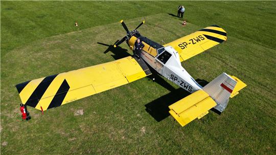 Blick auf ein Kleinlöschflugzeug auf dem Flugplatz Ballenstedt.