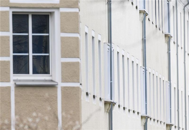 Wohnungswirtschaft: Neubau-Investitionen brechen ein Blick auf ein Mehrfamilienhaus in der Innenstadt.