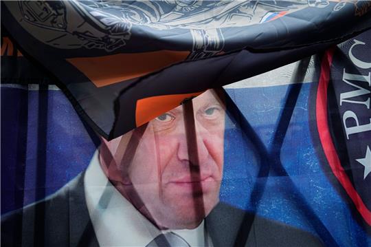 Blick auf ein Porträt des russischen Söldnerführers Prigoschin an einer informellen Gedenkstätte in Moskau für die bei einem Flugzeugabsturz ums Leben gekommenen Mitglieder der Wagner-Gruppe in der Nähe des Kremls.
