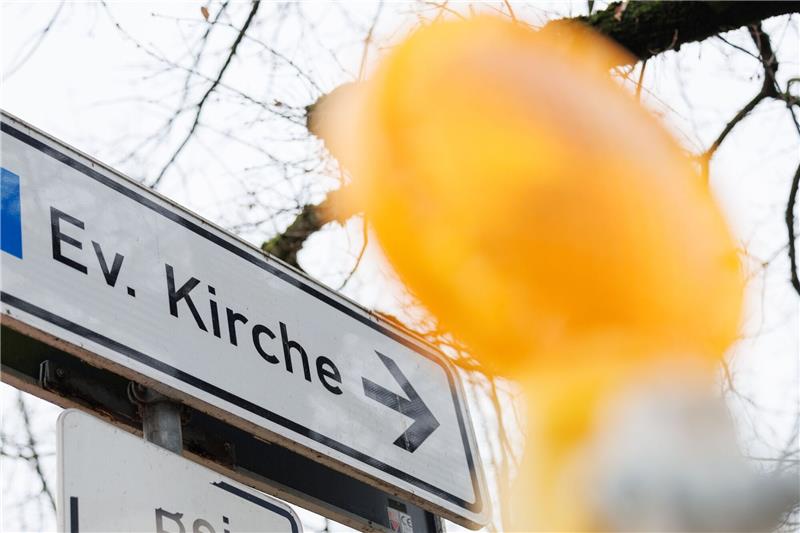Ermittlungen: Kirchengemeinde stellt Mitarbeiter frei Blick auf ein Verkehrsschild mit der Aufschrift «Ev. Kirche».