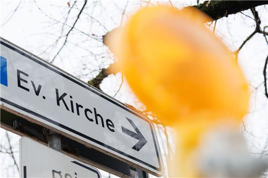 Kirche muss Pastor beschäftigen, obwohl sie ihn verdächtigt Blick auf ein Verkehrsschild mit der Aufschrift «Ev. Kirche».