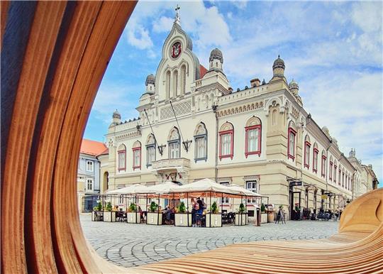 Blick auf ein Verwaltungsgebäude der serbisch-orthodoxen Kirche am Unionsplatz in Temeswar.