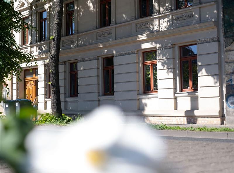Blick auf ein Wohnhaus iin Halle, in dem am 12.05.2024 ein zwei Jahre altes Mädchen tot in einer Wohnung aufgefunden wurde.