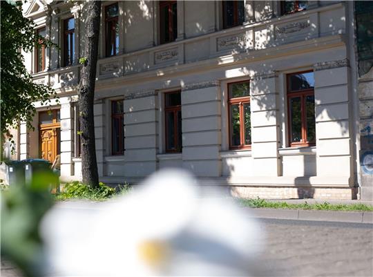 Blick auf ein Wohnhaus iin Halle, in dem am 12.05.2024 ein zwei Jahre altes Mädchen tot in einer Wohnung aufgefunden wurde.