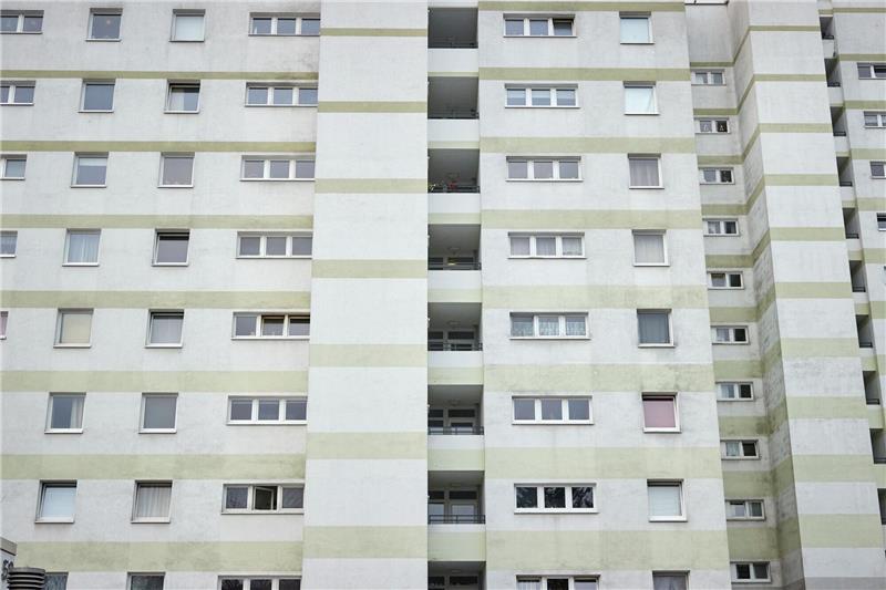 Wohnungsleerstand sinkt deutlich - Druck auf die Mieten Blick auf ein Wohnhaus in Hamburg-Eidelstedt. In Deutschland stehen immer weniger Wohnungen leer.