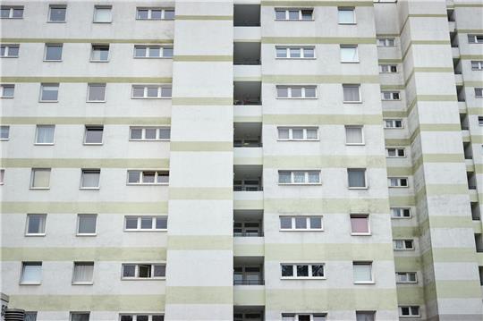 Blick auf ein Wohnhaus in Hamburg-Eidelstedt. In Deutschland stehen immer weniger Wohnungen leer.