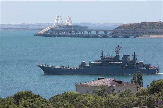 Blick auf ein großes Landungsschiff des russischen Militärs auf der russisch besetzten Krim.