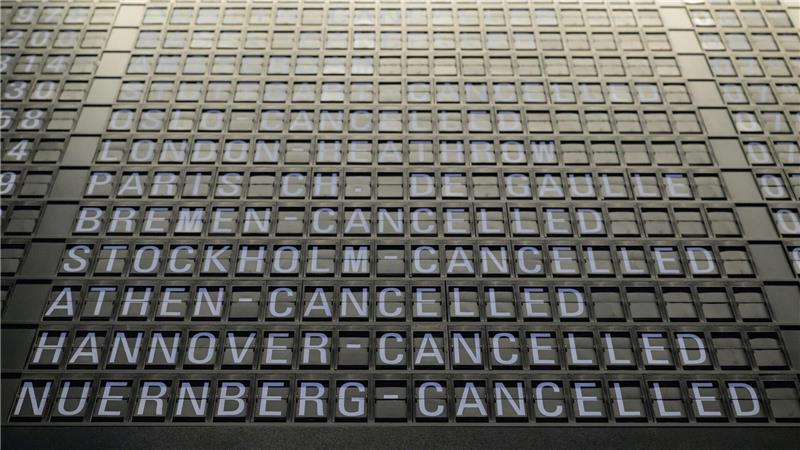 Blick auf eine Anzeigetafel am Frankfurter Flughafen.