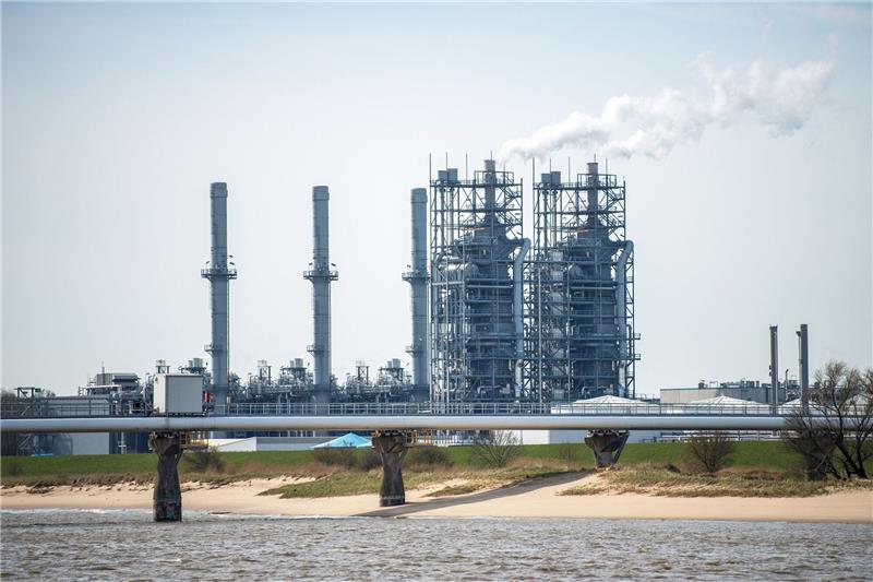 Konsortium: Bau von Landterminal finanziell gesichert Blick auf eine Fläche vor dem Industriepark Stade.