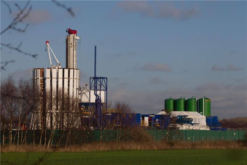 Massiv mehr Treibhausgase bei Öl- und Gasproduktion Blick auf eine Fracking-Anlage im britischen Manchester, die zur Gasproduktion genutzt wird.