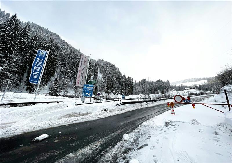 Große Lawinengefahr in Österreich - Aufruf zur Vorsicht Blick auf eine Straße in Mühlbach Am Hochkönig, die aufgrund von Lawinengefahr gesperrt ist.