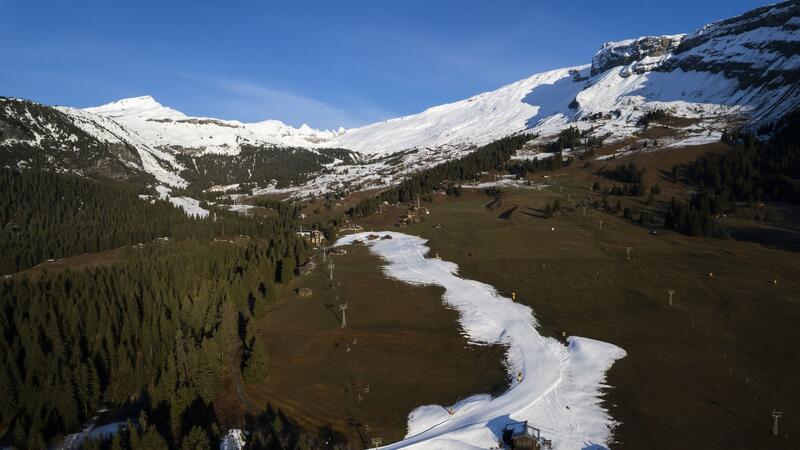 Was Urlaubsländer beim Klimaschutz planen Blick auf eine Talabfahrt aus Kunstschnee. Viele Urlauber fahren zum Skifahren oder zum Wandern in die Schweiz (Archivbild).