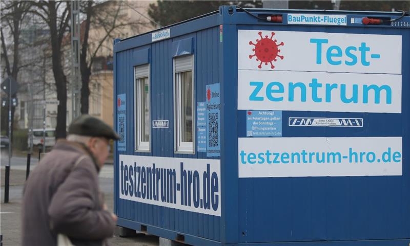 RKI: Corona-Inzidenz sinkt leicht Blick auf eine Teststation am Rostocker Hauptbahnhof.