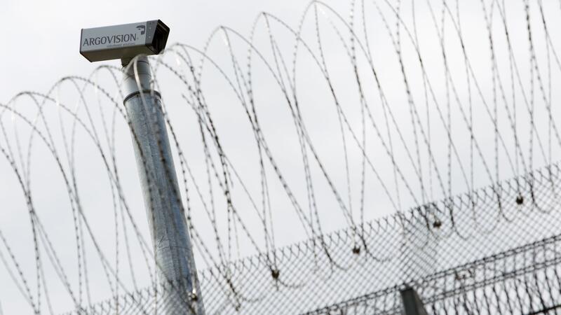Blick auf eine Überwachungskamera auf dem umzäunten Gelände der Justizvollzugsanstalt Meppen.
