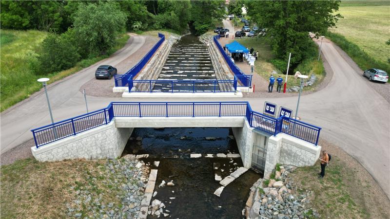 Verbesserter Hochwasserschutz an der Ilse in Veckenstedt Blick auf eine neue Anlage zum Hochwasserschutz. Dafür sind knapp 3,8 Millionen Euro u.a. in Deiche, eine Brücke und eine fischfreundliche Sohlgleite investiert worden. Wegen des Hochwassers Ende Juli 2017 mussten Teile des Ortskerns gesperrt werden. Foto: picture alliance/dpa | Matthias Bein