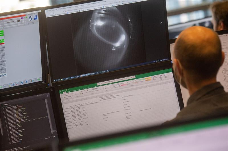 Kernfusion - Hype oder Lösung der Energieprobleme? Blick auf einen Computermonitor im Kontrollraum des Fusionsexperiments Wendelstein 7-X.