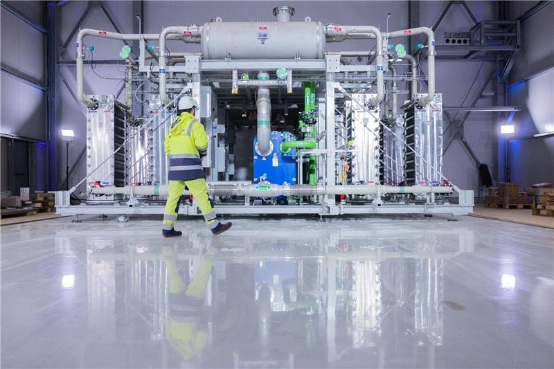 Blick auf einen Elektrolyseur für die Herstellung von grünem Wasserstoff.